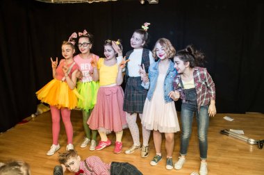 Yaratıcı bir mini stüdyoda çocuk gösterisi. Renkli kıyafetler giyen çocuklar performans gösterir. Bir sürü duygu. Şenlikli bir atmosfer. Odessa, Ukrayna, Nisan 2019