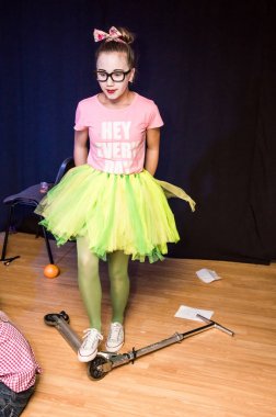 Yaratıcı bir mini stüdyoda çocuk gösterisi. Renkli kıyafetler giyen çocuklar performans gösterir. Bir sürü duygu. Şenlikli atmosfer.