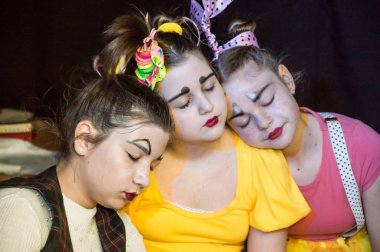 Yaratıcı bir mini stüdyoda çocuk gösterisi. Renkli kıyafetler giyen çocuklar performans gösterir. Bir sürü duygu. Şenlikli atmosfer.