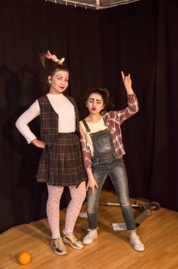 Yaratıcı bir mini stüdyoda çocuk gösterisi. Renkli kıyafetler giyen çocuklar performans gösterir. Bir sürü duygu. Şenlikli atmosfer.