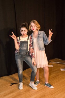 Yaratıcı bir mini stüdyoda çocuk gösterisi. Renkli kıyafetler giyen çocuklar performans gösterir. Bir sürü duygu. Şenlikli atmosfer.