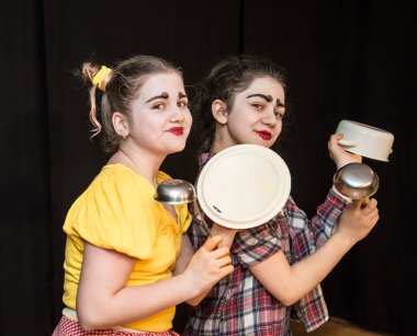 Yaratıcı bir mini stüdyoda çocuk gösterisi. Renkli kıyafetler giyen çocuklar performans gösterir. Bir sürü duygu. Şenlikli atmosfer.