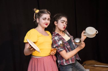 Yaratıcı bir mini stüdyoda çocuk gösterisi. Renkli kıyafetler giyen çocuklar performans gösterir. Bir sürü duygu. Şenlikli atmosfer.