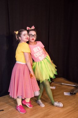 Yaratıcı bir mini stüdyoda çocuk gösterisi. Renkli kıyafetler giyen çocuklar performans gösterir. Bir sürü duygu. Şenlikli atmosfer.