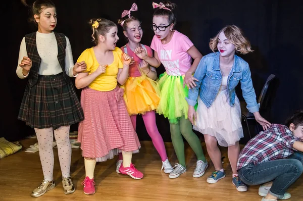 Show Infantil Mini Estúdio Criativo Crianças Roupas Coloridas Mostram Desempenho — Fotografia de Stock