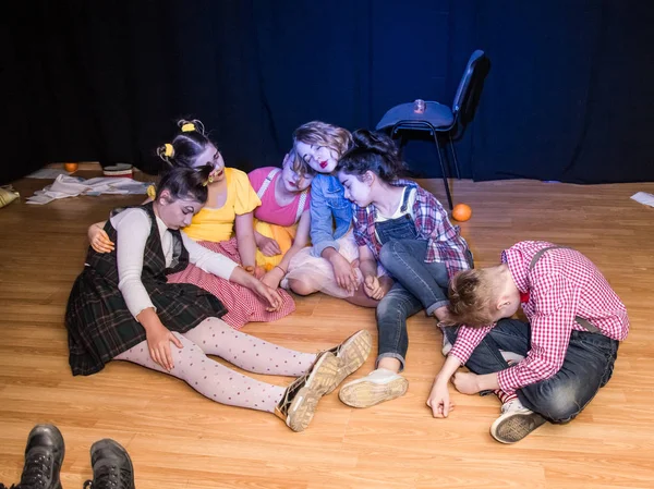 在创意迷你工作室进行儿童表演 穿着五颜六色衣服的孩子们表演表演 很多情绪节日气氛 乌克兰奥德萨 2019年4月 — 图库照片