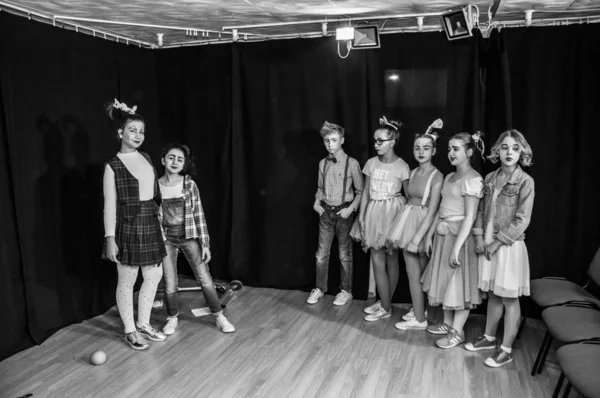 Παιδική Παράσταση Ένα Δημιουργικό Μίνι Στούντιο Παιδιά Πολύχρωμα Ρούχα Δείχνουν — Φωτογραφία Αρχείου