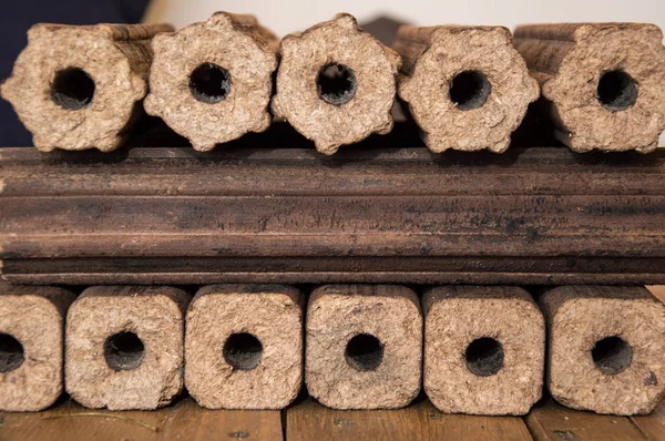 Brandstof Briketten Gevouwen Rijen Een Witte Achtergrond Houten Briketten Zijn — Stockfoto