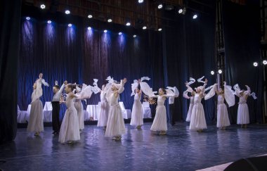 Dans okulunun kurucusunun yıl dönümüne adanmış büyük bir konserden fotoğraf raporu. Dans okulunun tüm öğrencileri başarılarını gösterdi.