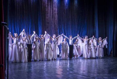 Dans okulunun kurucusunun yıl dönümüne adanmış büyük bir konserden fotoğraf raporu. Dans okulunun tüm öğrencileri başarılarını gösterdi.