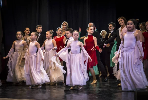 Dans okulunun kurucusunun yıl dönümüne adanmış büyük bir konserden fotoğraf raporu. Dans okulunun tüm öğrencileri başarılarını gösterdi.