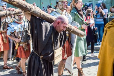 Paskalya tiyatro prodüksiyonu. Awesome oyunculuk oyunu. İsa Mesih'in ihaneti, ölümü ve dirilişi. Yahudiler, Romalı askerler, İsa'nın ve İsa'nın müritleri. Olaylar Odessa şehrinin merkez caddesinde gerçekleşecek, Ukrayna, Nisan 27, 2019.