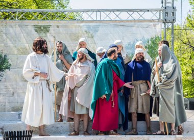 Paskalya tiyatro prodüksiyonu. Awesome oyunculuk oyunu. İsa Mesih'in ihaneti, ölümü ve dirilişi. Yahudiler, Romalı askerler, İsa'nın ve İsa'nın müritleri. Olaylar Odessa şehrinin merkez caddesinde gerçekleşecek, Ukrayna, Nisan 27, 2019.