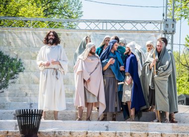 Paskalya tiyatro prodüksiyonu. Awesome oyunculuk oyunu. İsa Mesih'in ihaneti, ölümü ve dirilişi. Yahudiler, Romalı askerler, İsa'nın ve İsa'nın müritleri. Olaylar Odessa şehrinin merkez caddesinde gerçekleşecek, Ukrayna, Nisan 27, 2019.