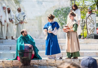 Paskalya tiyatro prodüksiyonu. Awesome oyunculuk oyunu. İsa Mesih'in ihaneti, ölümü ve dirilişi. Yahudiler, Romalı askerler, İsa'nın ve İsa'nın müritleri. Olaylar Odessa şehrinin merkez caddesinde gerçekleşecek, Ukrayna, Nisan 27, 2019.