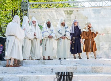 Paskalya tiyatro prodüksiyonu. Awesome oyunculuk oyunu. İsa Mesih'in ihaneti, ölümü ve dirilişi. Yahudiler, Romalı askerler, İsa'nın ve İsa'nın müritleri. Olaylar Odessa şehrinin merkez caddesinde gerçekleşecek, Ukrayna, Nisan 27, 2019.