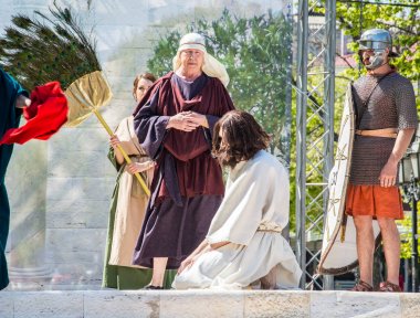 Paskalya tiyatro prodüksiyonu. Awesome oyunculuk oyunu. İsa Mesih'in ihaneti, ölümü ve dirilişi. Yahudiler, Romalı askerler, İsa'nın ve İsa'nın müritleri. Olaylar Odessa şehrinin merkez caddesinde gerçekleşecek, Ukrayna, Nisan 27, 2019.