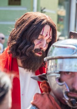 Paskalya tiyatro prodüksiyonu. Awesome oyunculuk oyunu. İsa Mesih'in ihaneti, ölümü ve dirilişi. Yahudiler, Romalı askerler, İsa'nın ve İsa'nın müritleri. Olaylar Odessa şehrinin merkez caddesinde gerçekleşecek, Ukrayna, Nisan 27, 2019.