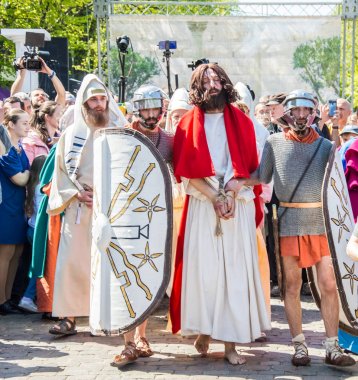 Paskalya tiyatro prodüksiyonu. Awesome oyunculuk oyunu. İsa Mesih'in ihaneti, ölümü ve dirilişi. Yahudiler, Romalı askerler, İsa'nın ve İsa'nın müritleri. Olaylar Odessa şehrinin merkez caddesinde gerçekleşecek, Ukrayna, Nisan 27, 2019.
