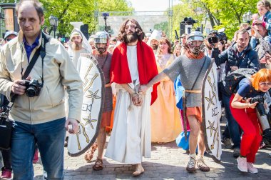 Paskalya tiyatro prodüksiyonu. Awesome oyunculuk oyunu. İsa Mesih'in ihaneti, ölümü ve dirilişi. Yahudiler, Romalı askerler, İsa'nın ve İsa'nın müritleri. Olaylar Odessa şehrinin merkez caddesinde gerçekleşecek, Ukrayna, Nisan 27, 2019.
