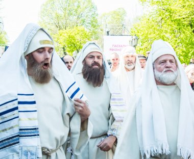 Paskalya tiyatro prodüksiyonu. Awesome oyunculuk oyunu. İsa Mesih'in ihaneti, ölümü ve dirilişi. Yahudiler, Romalı askerler, İsa'nın ve İsa'nın müritleri. Olaylar Odessa şehrinin merkez caddesinde gerçekleşecek, Ukrayna, Nisan 27, 2019.