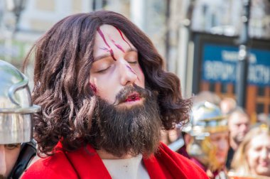 Paskalya tiyatro prodüksiyonu. Awesome oyunculuk oyunu. İsa Mesih'in ihaneti, ölümü ve dirilişi. Yahudiler, Romalı askerler, İsa'nın ve İsa'nın müritleri. Olaylar Odessa şehrinin merkez caddesinde gerçekleşecek, Ukrayna, Nisan 27, 2019.