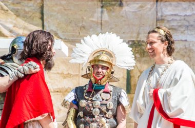 Paskalya tiyatro prodüksiyonu. Awesome oyunculuk oyunu. İsa Mesih'in ihaneti, ölümü ve dirilişi. Yahudiler, Romalı askerler, İsa'nın ve İsa'nın müritleri. Olaylar Odessa şehrinin merkez caddesinde gerçekleşecek, Ukrayna, Nisan 27, 2019.