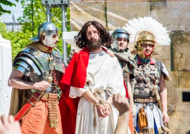 Paskalya tiyatro prodüksiyonu. Awesome oyunculuk oyunu. İsa Mesih'in ihaneti, ölümü ve dirilişi. Yahudiler, Romalı askerler, İsa'nın ve İsa'nın müritleri. Olaylar Odessa şehrinin merkez caddesinde gerçekleşecek, Ukrayna, Nisan 27, 2019.