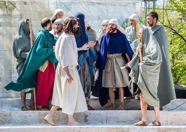 复活节戏剧制作 真棒表演游戏 耶稣基督的背叛 死亡和复活 犹太人 罗马士兵 耶稣的门徒和耶稣自己 活动于2019年4月27日在乌克兰奥德萨市中心街道举行 — 图库照片