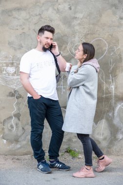 Çocuklar ve ebeveynler için açık etkinlik. Yetişkinler ve çocuklar dinlenir, tatlı yer, müzik dinler ve oyun oynarlar. Gülümseyen insanların portreleri.  