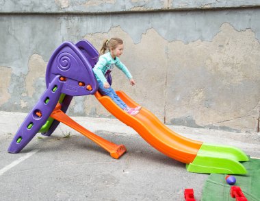 Çocuklar ve ebeveynler için açık etkinlik. Yetişkinler ve çocuklar dinlenir, tatlı yer, müzik dinler ve oyun oynarlar. Gülümseyen insanların portreleri.  