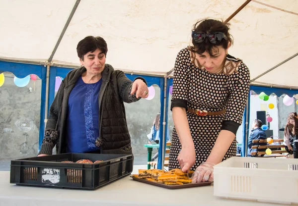Çocuklar ve ebeveynler için açık etkinlik. Yetişkinler ve çocuklar dinlenir, tatlı yer, müzik dinler ve oyun oynarlar. Gülümseyen insanların portreleri.