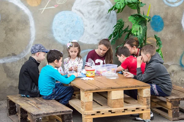 Çocuklar ve ebeveynler için açık etkinlik. Yetişkinler ve çocuklar dinlenir, tatlı yer, müzik dinler ve oyun oynarlar. Gülümseyen insanların portreleri.  