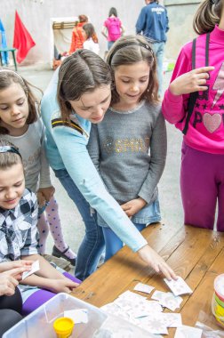 Çocuklar ve ebeveynler için açık etkinlik. Yetişkinler ve çocuklar dinlenir, tatlı yer, müzik dinler ve oyun oynarlar. Gülümseyen insanların portreleri.  