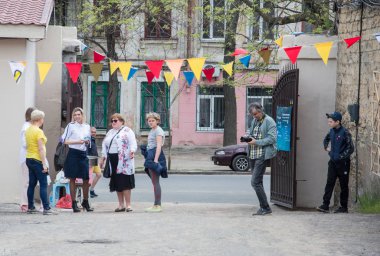 Çocuklar ve ebeveynler için açık etkinlik. Yetişkinler ve çocuklar dinlenir, tatlı yer, müzik dinler ve oyun oynarlar. Gülümseyen insanların portreleri.  