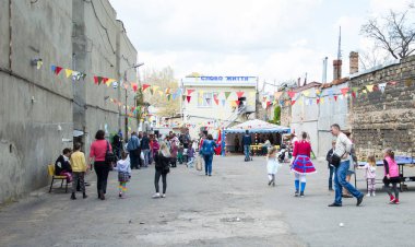 Çocuklar ve ebeveynler için açık etkinlik. Yetişkinler ve çocuklar dinlenir, tatlı yer, müzik dinler ve oyun oynarlar. Gülümseyen insanların portreleri.  