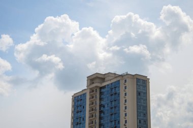 Çocuklar ve ebeveynler için açık etkinlik. Yetişkinler ve çocuklar dinlenir, tatlı yer, müzik dinler ve oyun oynarlar. Gülümseyen insanların portreleri.  
