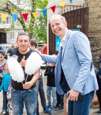 Çocuklar ve ebeveynler için açık etkinlik. Yetişkinler ve çocuklar dinlenir, tatlı yer, müzik dinler ve oyun oynarlar. Gülümseyen insanların portreleri.  