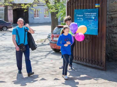 Çocuklar ve ebeveynler için açık etkinlik. Yetişkinler ve çocuklar dinlenir, tatlı yer, müzik dinler ve oyun oynarlar. Gülümseyen insanların portreleri.  