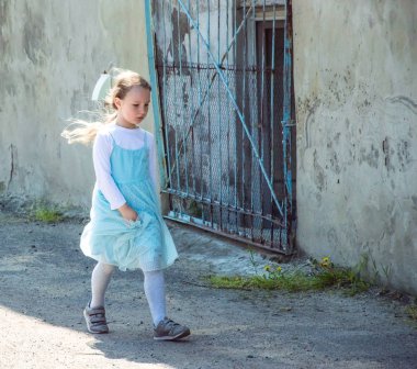 Çocuklar ve ebeveynler için açık etkinlik. Yetişkinler ve çocuklar dinlenir, tatlı yer, müzik dinler ve oyun oynarlar. Gülümseyen insanların portreleri.  