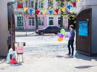 Çocuklar ve ebeveynler için açık etkinlik. Yetişkinler ve çocuklar dinlenir, tatlı yer, müzik dinler ve oyun oynarlar. Gülümseyen insanların portreleri.  