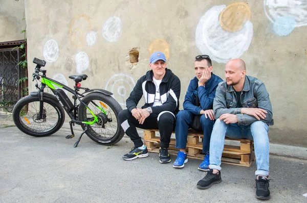 Çocuklar ve ebeveynler için açık etkinlik. Yetişkinler ve çocuklar dinlenir, tatlı yer, müzik dinler ve oyun oynarlar. Gülümseyen insanların portreleri.  