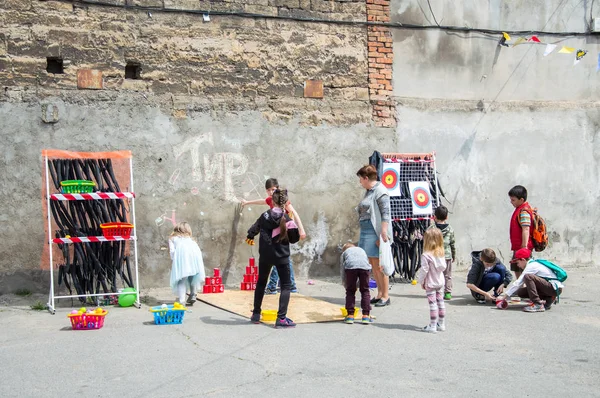 Çocuklar ve ebeveynler için açık etkinlik. Yetişkinler ve çocuklar dinlenir, tatlı yer, müzik dinler ve oyun oynarlar. Gülümseyen insanların portreleri.  