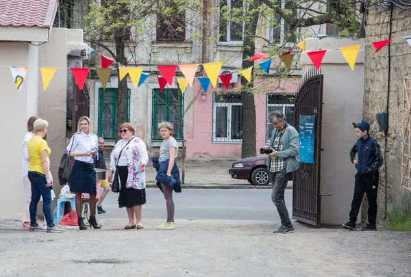 Çocuklar ve ebeveynler için açık etkinlik. Yetişkinler ve çocuklar dinlenir, tatlı yer, müzik dinler ve oyun oynarlar. Gülümseyen insanların portreleri.  