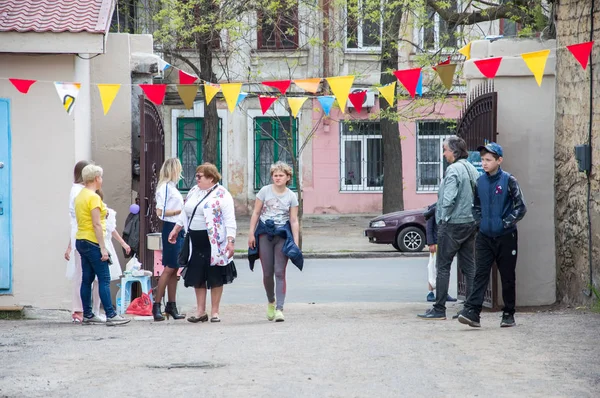 Çocuklar ve ebeveynler için açık etkinlik. Yetişkinler ve çocuklar dinlenir, tatlı yer, müzik dinler ve oyun oynarlar. Gülümseyen insanların portreleri.  