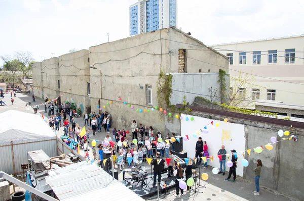 Çocuklar ve ebeveynler için açık etkinlik. Yetişkinler ve çocuklar dinlenir, tatlı yer, müzik dinler ve oyun oynarlar. Gülümseyen insanların portreleri.  