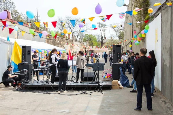 Çocuklar ve ebeveynler için açık etkinlik. Yetişkinler ve çocuklar dinlenir, tatlı yer, müzik dinler ve oyun oynarlar. Gülümseyen insanların portreleri.  