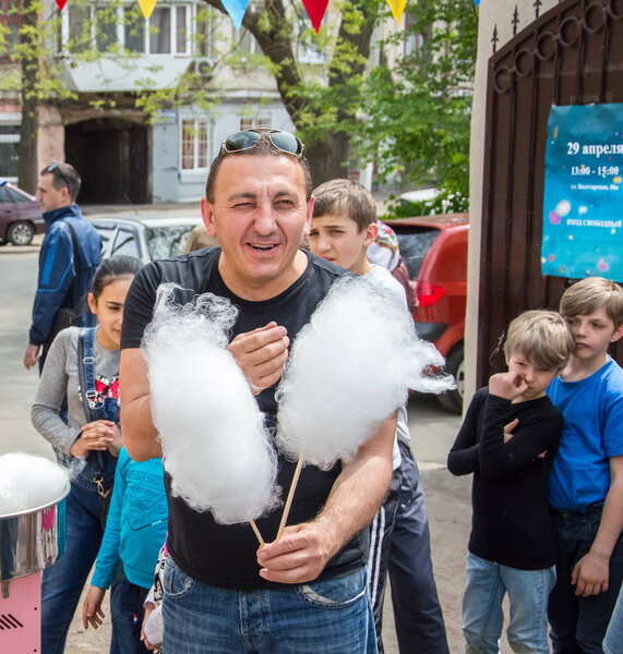 Открытое мероприятие для детей и родителей. Взрослые и дети отдыхают, едят сладости, слушают музыку и играют в игры. Портреты улыбающихся людей
.  