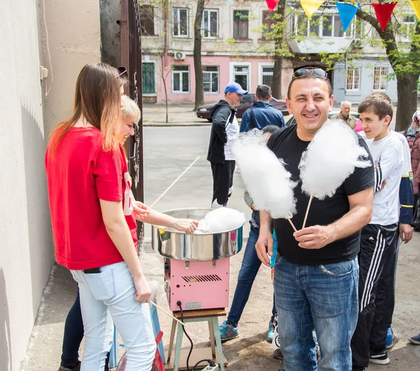 Çocuklar ve ebeveynler için açık etkinlik. Yetişkinler ve çocuklar dinlenir, tatlı yer, müzik dinler ve oyun oynarlar. Gülümseyen insanların portreleri.  