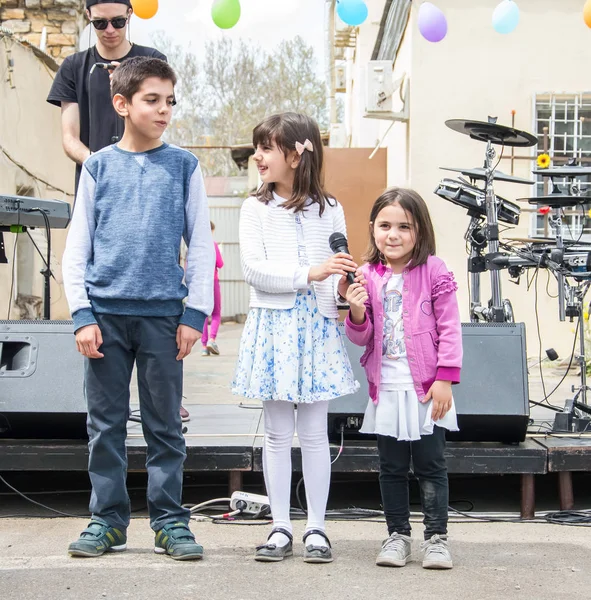 Evento Aperto Bambini Genitori Adulti Bambini Rilassano Mangiano Dolci Ascoltano — Foto Stock